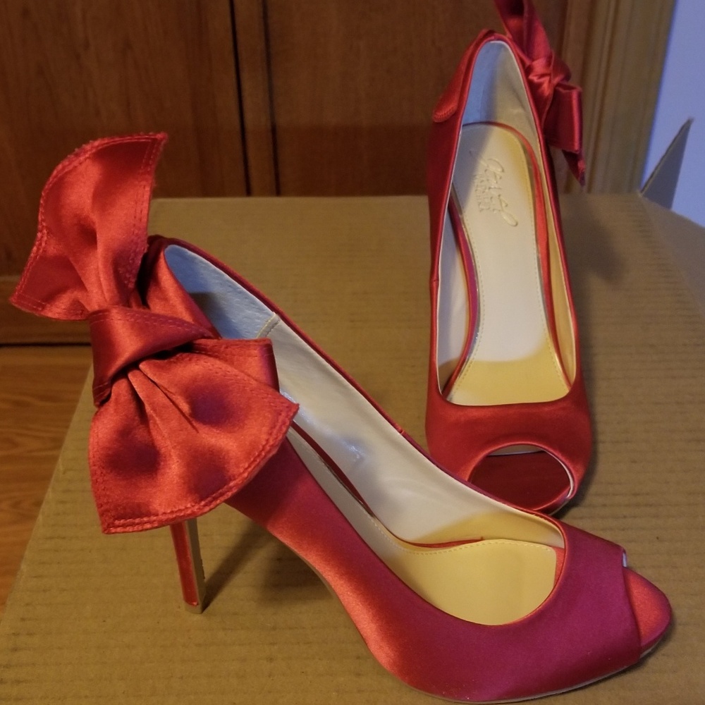 Badgley Mischka 7.5 red peep toe satin heels